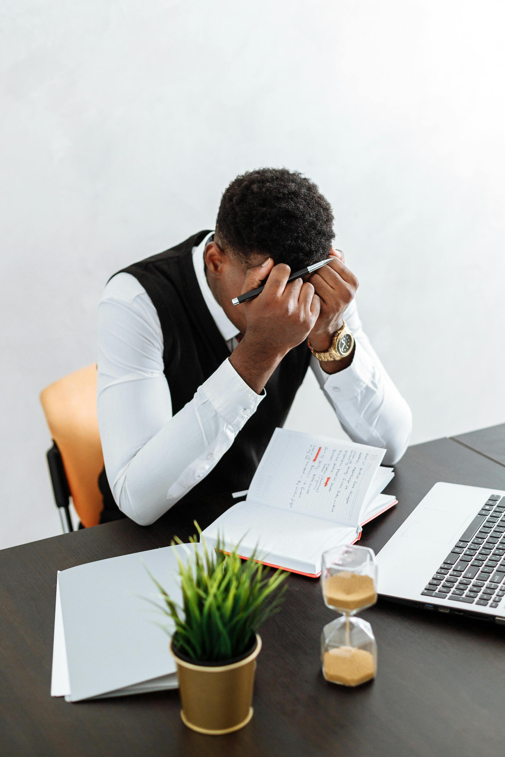 A man who tried to write a proposal without CoAuthor buries his head in his hands